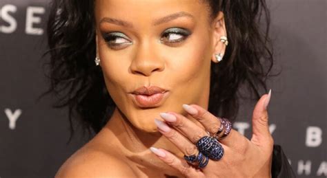Fenty Beauty Carton Plein Pour La Marque De Rihanna