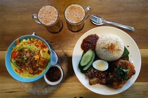 Jun 08, 2021 · seorang wanita berusia 80 tahun dilaporkan meninggal setelah seorang mantan petugas keamanan (satpam) di sebuah rumah sakit menyamar sebagai dokter. Kuala Lumpur Hip Malay eats at Little Rimba, Taman Tun Dr Ismail - Asia Pacific - Hungry Onion