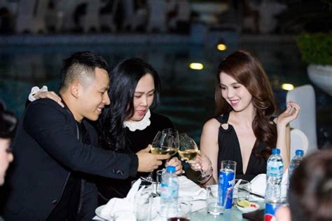Ngọc trinh cùng vũ khắc tiệp cũng như hội bạn thân đang có khoảng thời gian nghỉ dưỡng, tiệc tùng tưng bừng bên nhau. Phượng Chanel tiết lộ mối quan hệ giữa Ngọc Trinh và Vũ ...