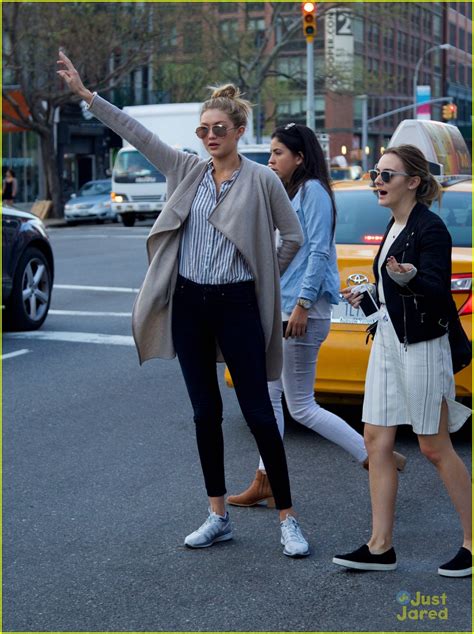 Gigi Hadid Successfully Hails A Cab In Nyc Photo 671115 Photo Gallery Just Jared Jr