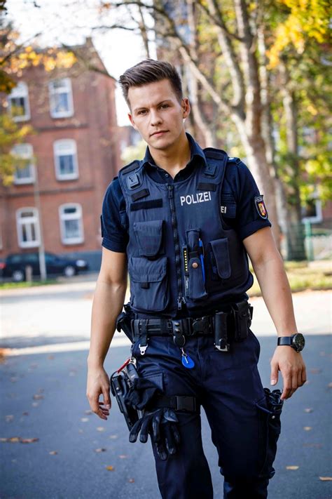 Gegen ungarn sollte ein zeichen der. Polizist Kai spielt gegen TV-Deutschland! Wen kürt Elton ...