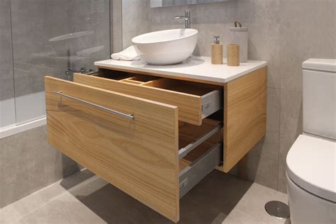 Mueble de lavabo en madera de castaño Una gaveta y un cajón interior Encimera Silestone blanco