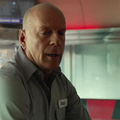 Wir zeigen euch, wie die stars mit haaren aussahen. Bruce Willis wird von Comedy Central geroastet - "Stirb ...
