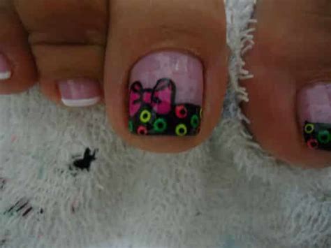 Estas combinaciones de colores son preciosas y las formas que se han dibujado con ellos, triángulos, puntos, coronas, líneas rectas y. Diseños De Uñas Para Pies Faciles Y Bonitos - 60 Unas ...