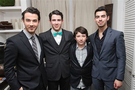 Frankie Jonas 2022 Jonas Brothers Youngest Sibling Wins The Internet