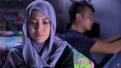 Sholatnya perempuan di kamar lebih baik dari pada sholat di ruang tengah,sholatnya perempuan di ruang tengah lebih baik. Seorang Wanita Diam Bukan Berarti Tidak Tahu Kebohongan ...