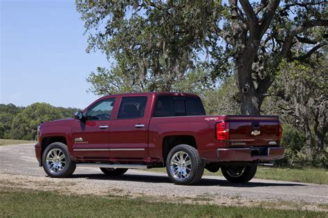 Chevy has definitely been studying the playbook of its sister brand gmc when it comes to the exterior styling of a. Chevy sees greener pastures with 2014 Silverado High ...