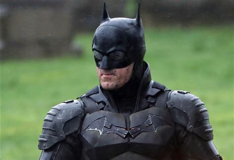Robert Pattinsons Full Batsuit Appears In New Set Photos