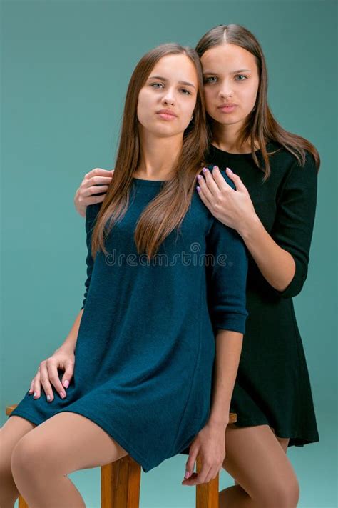 Portrait De Deux Belles Jeunes Femmes Jumelles Image Stock Image Du