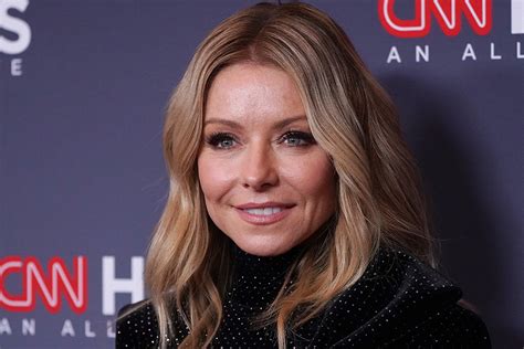 Kelly Ripa Says She Quit Drinking Alcohol In 2017 Newbeauty