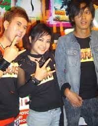 Mereka didukung oleh toko musik d'lawas, tempat berkumpulnya pencinta musik sejati. Perjalanan Bermusik Ayu Ratna: Dari Garasi, Ngeband di ...