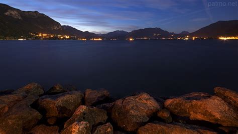 Photo La Nuit Se Termine Sur Le Lac Dannecy Et Ses Montagnes