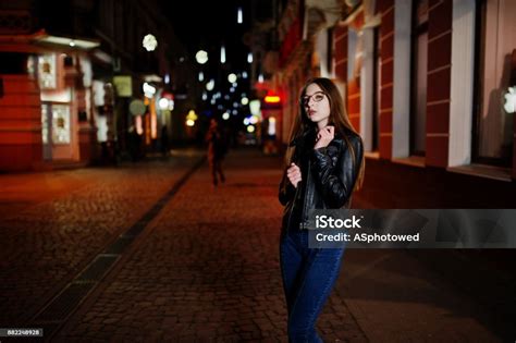 청바지와 가죽 자 켓에 착용 하는 여자 모델의 야간 인물 가방에 대한 스톡 사진 및 기타 이미지 가방 거리 걷기 Istock