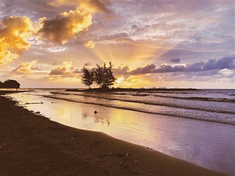 Walau bagaimanapun, jika ada permintaan untuk belajar satu keluarga ia juga boleh diuruskan. Wow! Pemandangan di Pantai Bungai sangat indah ketika arus ...