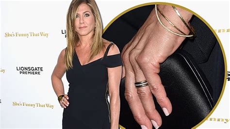 Jennifer joanna aniston is an american actress, producer, and businesswoman. ג'ניפר אניסטון משוויצה בטבעת הזהב והיהלומים הענקית - וואלה ...