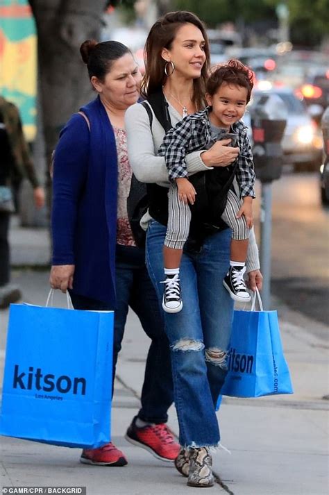 Jessica Alba Steps Out With Her Son Hayes While Enjoying Some Shopping Hot Lifestyle News