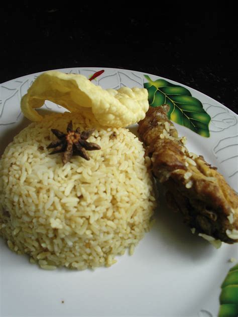 Biji jinten hitam manis di tumbuk hingga halus lalu di tambahkan 4 sendok air masak lalu diperas dan di saring. NASI JINTAN DENGAN AYAM