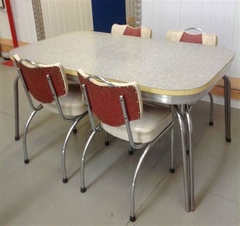 Every time you sit for breakfast or sunday brunch with your family at this table, the space will feel extra magical and get that ice cream parlor, soda fountain, feel of the 1950s with this red, white and chrome dining set. Retro Vintage 1950s laminate kitchen table 4 chairs | eBay ...