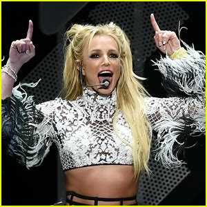 Britney Spears Calls For Paparazzi Fans To Leave Her Alone While On Vacation In Hawaii