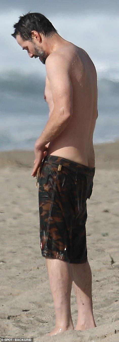 Keanu Reeves Shows Off His Trim Physique At Daily Mail Online