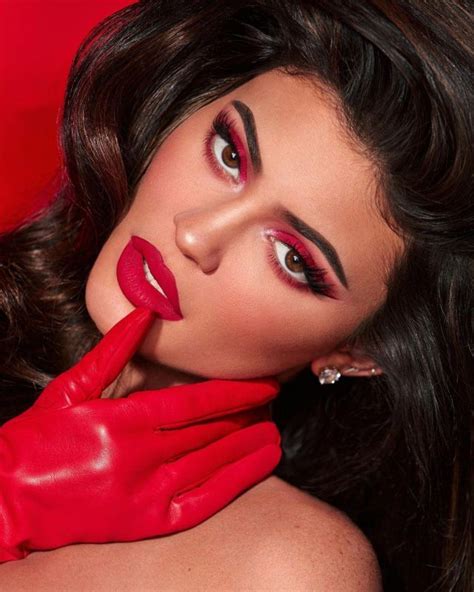Les Gants En Cuir Rouges Portés Par Kylie Jenner Sur Le Compte Instagram De Kyliejenner Spotern