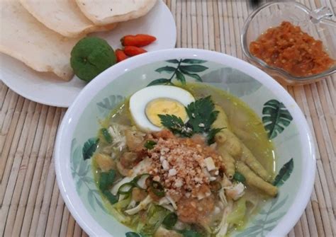 Hidangan soto, merupakan sajian berkuah mirip dengan sop yang tebuat dari kaldu daging dan beberapa sayuran. Resep: Soto Ayam Lamongan Kekinian