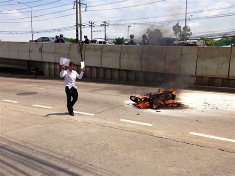 Neffe Vom Ehemaligen Luang Pu Nenkham Verbrennt Sein Motorrad Thailandtip