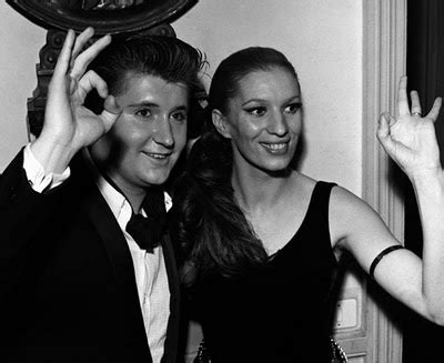 Iva zanicchi, 1969 eurovision şarkı yarışması'nda i̇talya'yı, due grosse lacrime bianche adlı şarkısıyla 1980 d'iva (in spagnolo) (2° album in spagnolo, per il mercato latino). File:Iva Zanicchi, Bobby Solo 1969.jpg - Wikipedia
