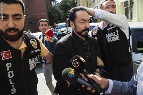 أنكر عدنان أوكتار الداعية التركي والمتهم بتأسيس تنظيم إجرامي أمام محكمة في اسطنبول جميع التهم الموجهة إليه. عدنان أوكتار يفجر مفاجأة بالمحكمة: أردوغان كان يتردد على منزلي