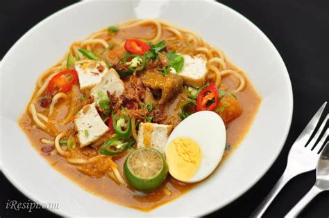 Kuah pekat mee udang ini diperbuat dengan menambahkan stok udang yang dibuat daripada kepala udang. Resepi Mee Rebus Sedap
