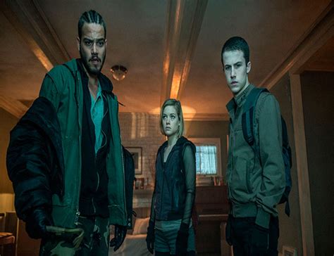 Hoping to walk away with a massive fortune, a trio of thieves break into the house of a blind man who isn't as helpless as he seems. Regresa el thriller más aclamado del 2016: 'No respires' ya en DVD Y Blu-Ray repleto de ...