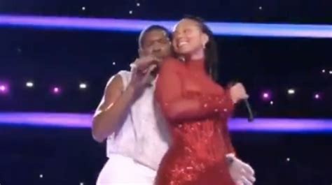 Fans Call On Usher To Apologize To Swizz Beatz For Closely Dancing W Alicia Keys During Super