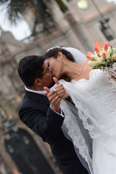 Él trabaja en un programa de radio nocturno y le apasionan los deportes. El primer beso de casados: 10 tips para obtener las ...