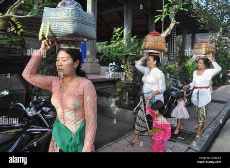 Ubud Bali Indonesien Frauen In Traditioneller Kleidung Trägt Einen Korb Mit Angeboten Auf