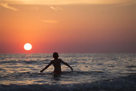 картинки океан закат солнца мальчик мужской Играя воды горизонт