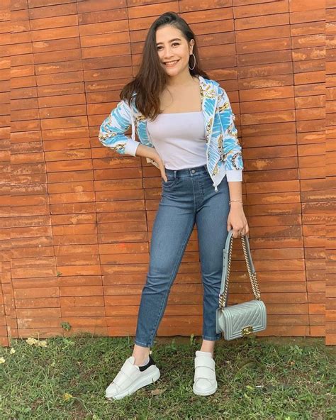 Artis indonesia paling hot & seksi | artis lawas paling menggoda‼️ dalam video ini booming official akan mengingatkan kepada teman. Pakai Kemben Putih Ketat Seksi, Prilly Latuconsina Tenteng ...
