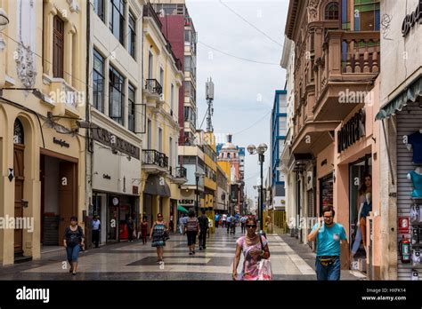 Los Peatones En Las Calles Del Centro Histórico Lima Perú Fotografía
