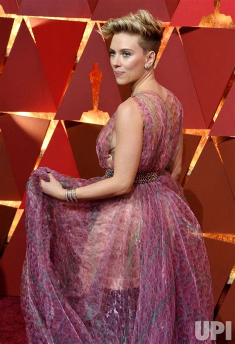 Photo Scarlett Johansson Arrives For The 89th Annual Academy Awards In