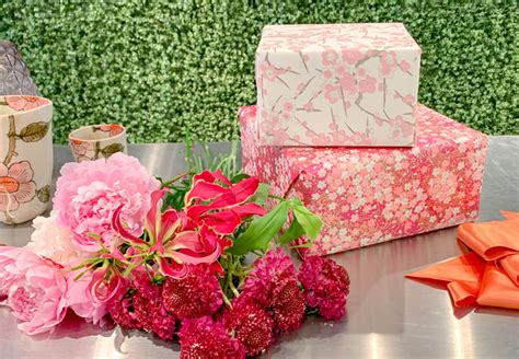 Decorate a gift box with flowers for Mother's Day, a ...
