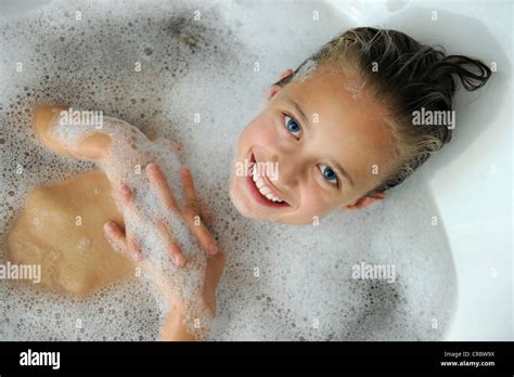 Junges Mädchen in einer Badewanne Stockfoto Bild AlamySexiz Pix