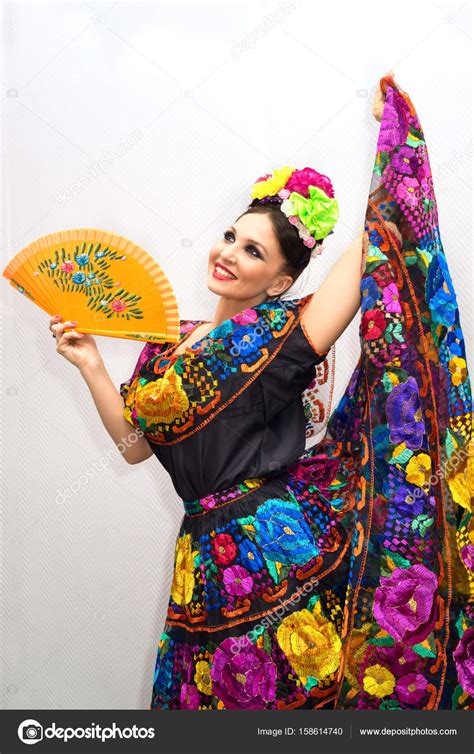 Hermosa Mujer Mexicana Sonriente En Vestido Mexicano Tradicional Con