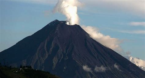 Jembatan sirotol mustaqim ini terletak setelah puncak 17 ketika akan menggapai puncak tusuk gigi dan puncak sejati gunung raung. 10 Desa di Jember Terdampak Erupsi Gunung Raung | Nova Ariyanti