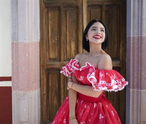 Ángela aguilar recently released en realidad, a song with a contagious melody written by ana bárbara. Ángela Aguilar lleva el vestido rojo mexicano más bonito ...