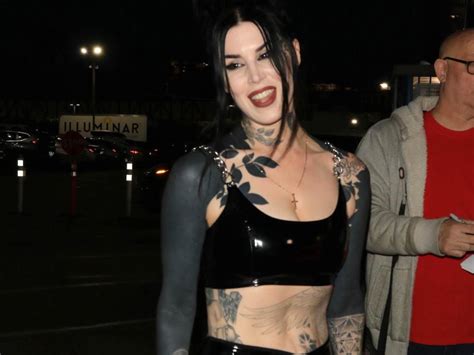 Kat Von D Says She S Spent Almost 40 Hours So Far Blacking Out Her Body To Cover Tattoos She