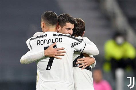 Ucl Cristiano Ronaldo Nets Milestone 750th Goal As Juventus Thump