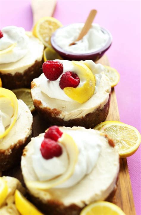 Cheesecake coconut cookies are loaded with white chocolate chucks and glaze, and topped with toasted coconut. White Chocolate Lemon Cheesecake - Tuetego