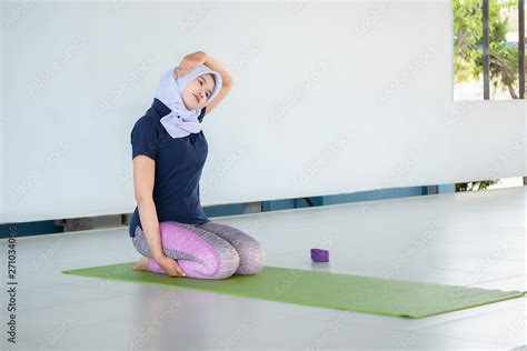 Foto De Asian Muslim Yoga Experts Women Are Showing The Correct Posture Do Stock Adobe Stock