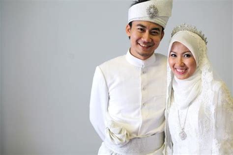 Tak ramai menggayakan baju tunang bewarna hitam. 8 Idea Baju Nikah Untuk Inspirasi Anda | NikahSatu