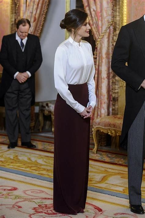 La Reina Letizia Reinventa Su Estilo Cl Sico Con Uno De Sus Mejores