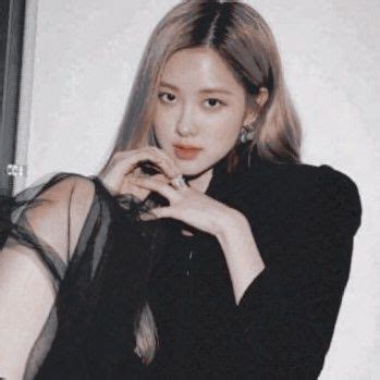 Aesthetic blackpink rose photoshoot aesthetic light grey rose aesthetic blackpink aesthetic rose icons blackpink blackpink aesthetic rose blackpink rose dark aesthetic park chaeyoung rose. Pin oleh roseanne 🥀 di black | Fotografi, Selebritas, Gambar